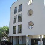 Es gibt auch moderne Bauten mit besonderer Architektur. In der Althoffstraße am großen Kreisverkehr wurden zum Beispiel runde Fenster eingebaut.
