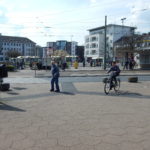 Konflikte zwischen Fußgängern und Radfahrern
Auf dem Bahnhofsplatz kommt es zu Konflikten zwischen Fußgängern und Radfahrern, da die unterschiedlichen Verkehrsteilnehmer nicht geführt werden.